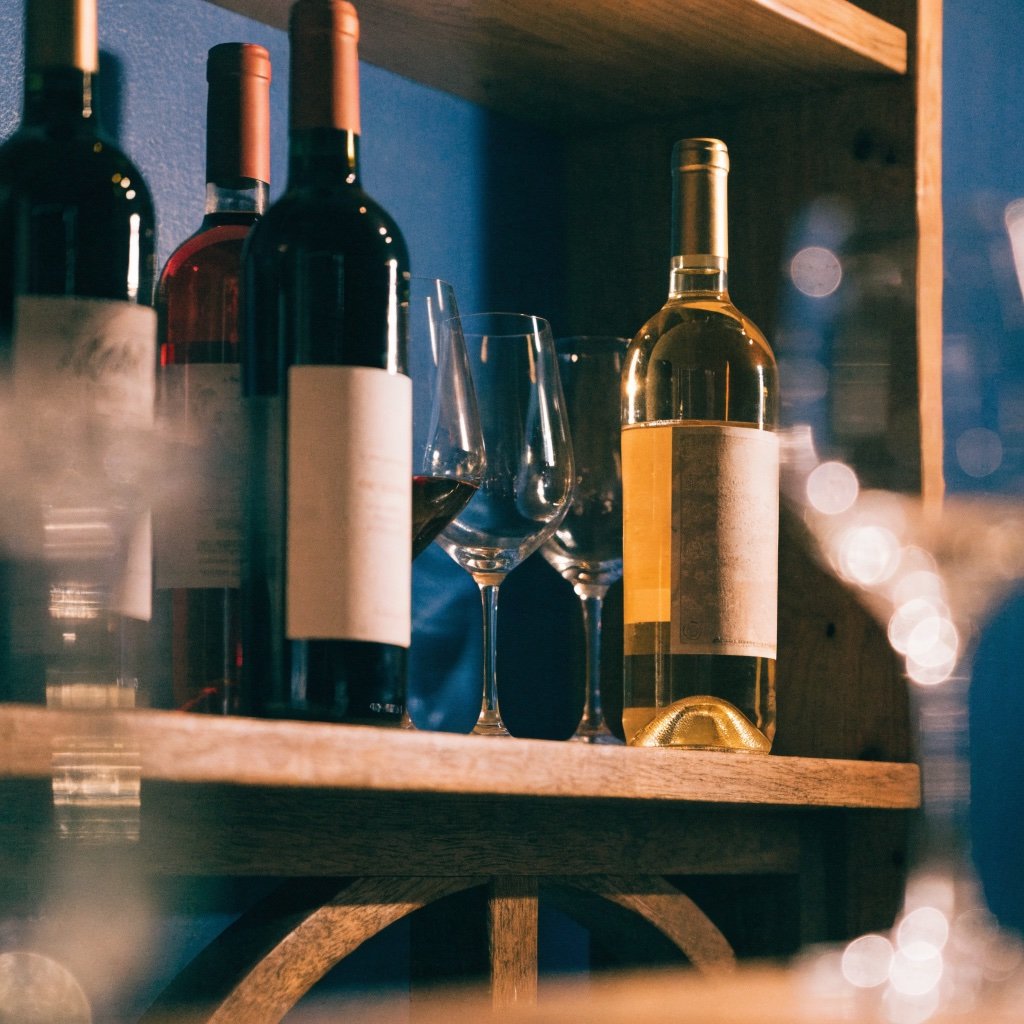 Weinregal und Bar im Meraki
